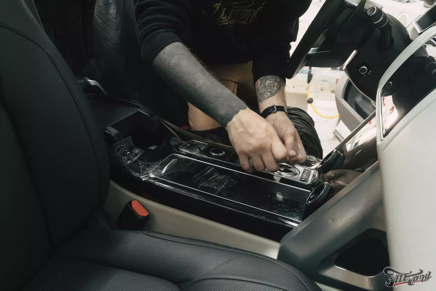 Химчистка и ремонт кожи в салоне Range Rover